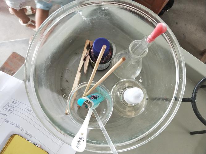 乡村学校杂物间落灰的实验器材