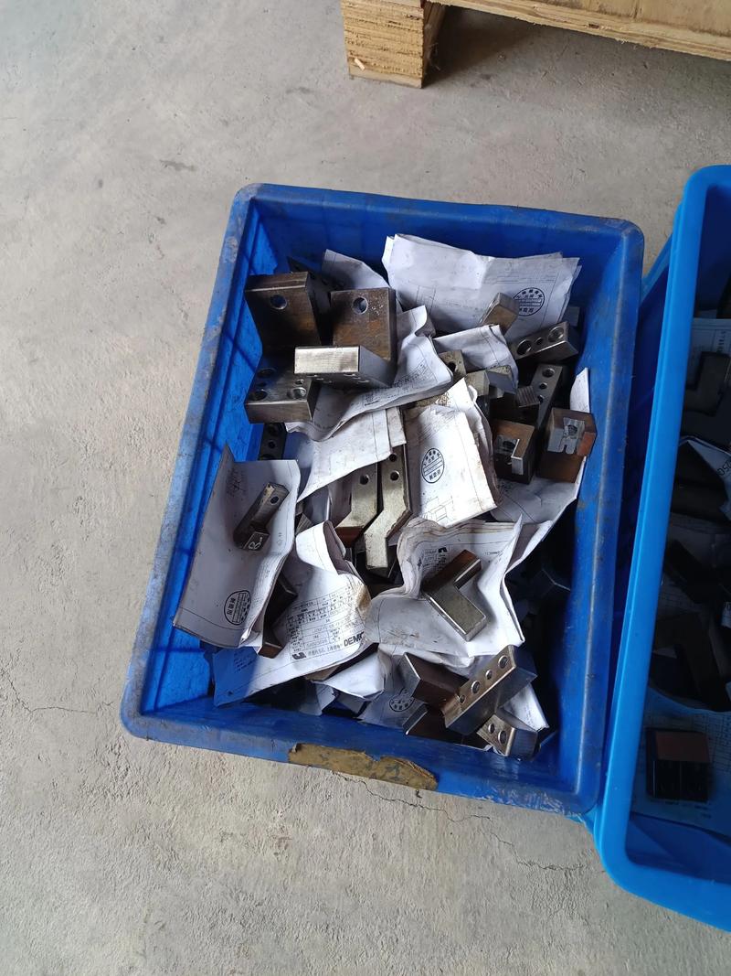 机械加工车间废料箱内摆放的不合格铝制零件特写