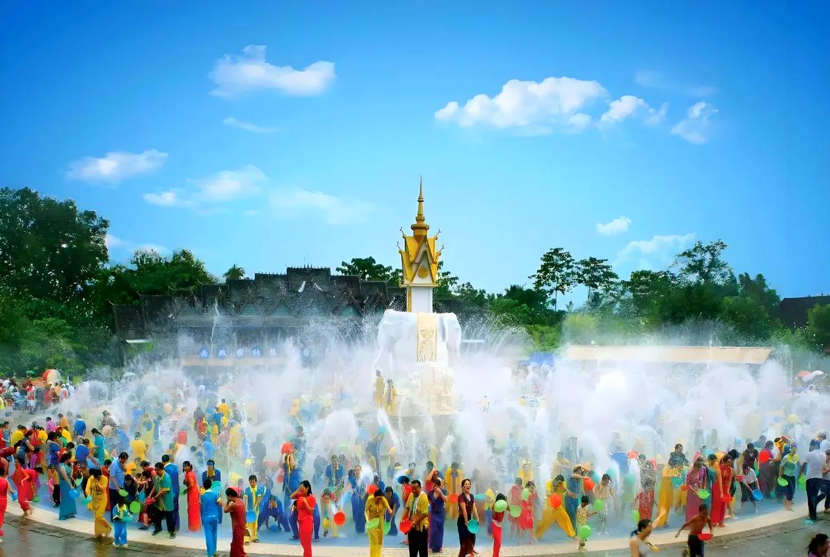 云南西双版纳傣族泼水节古佛寺浴佛仪式