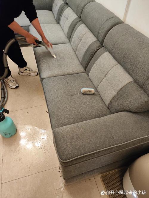 客厅沙发缝隙清洁刷头近距离特写