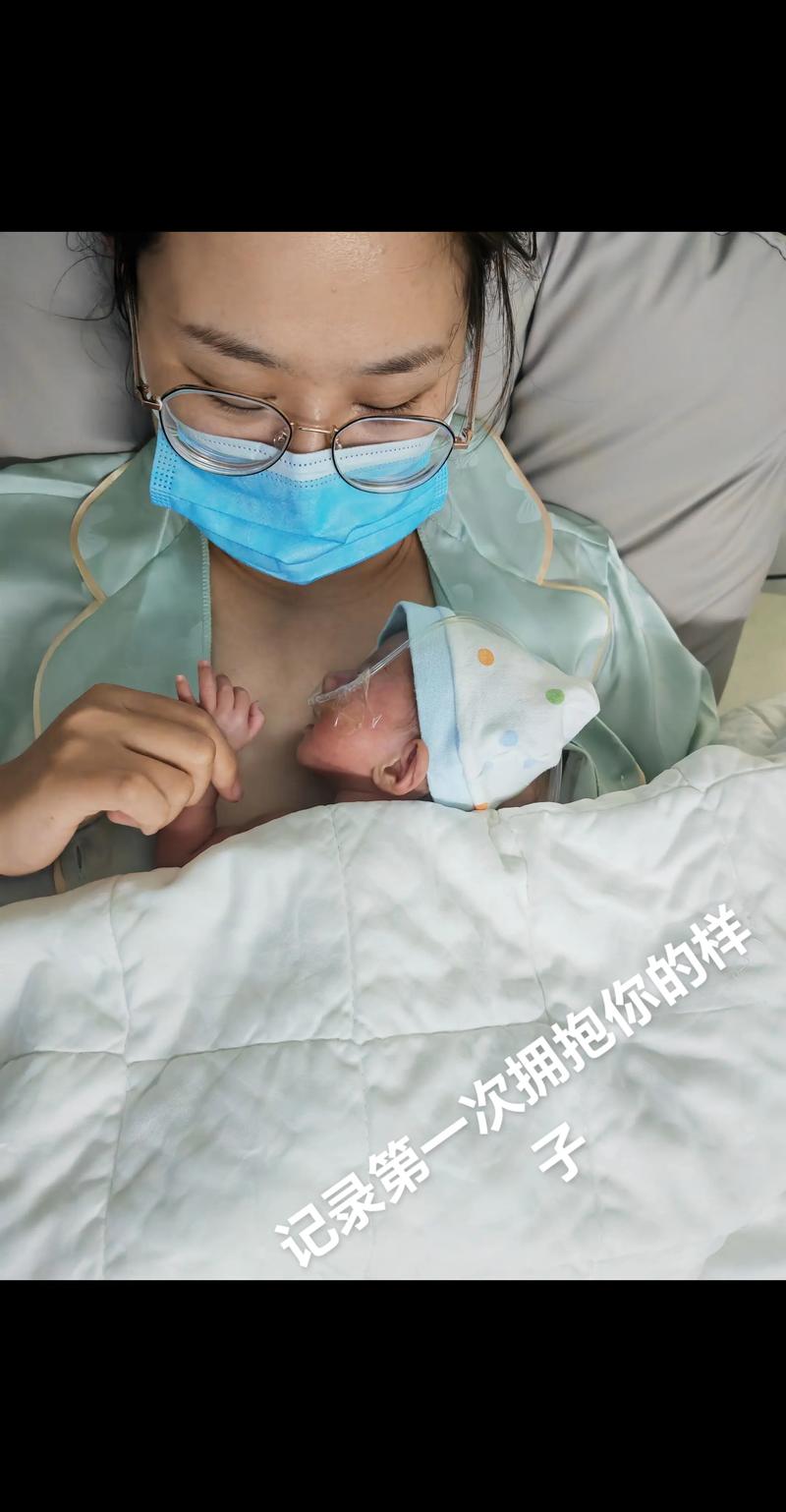 早产儿家庭幸福拥抱