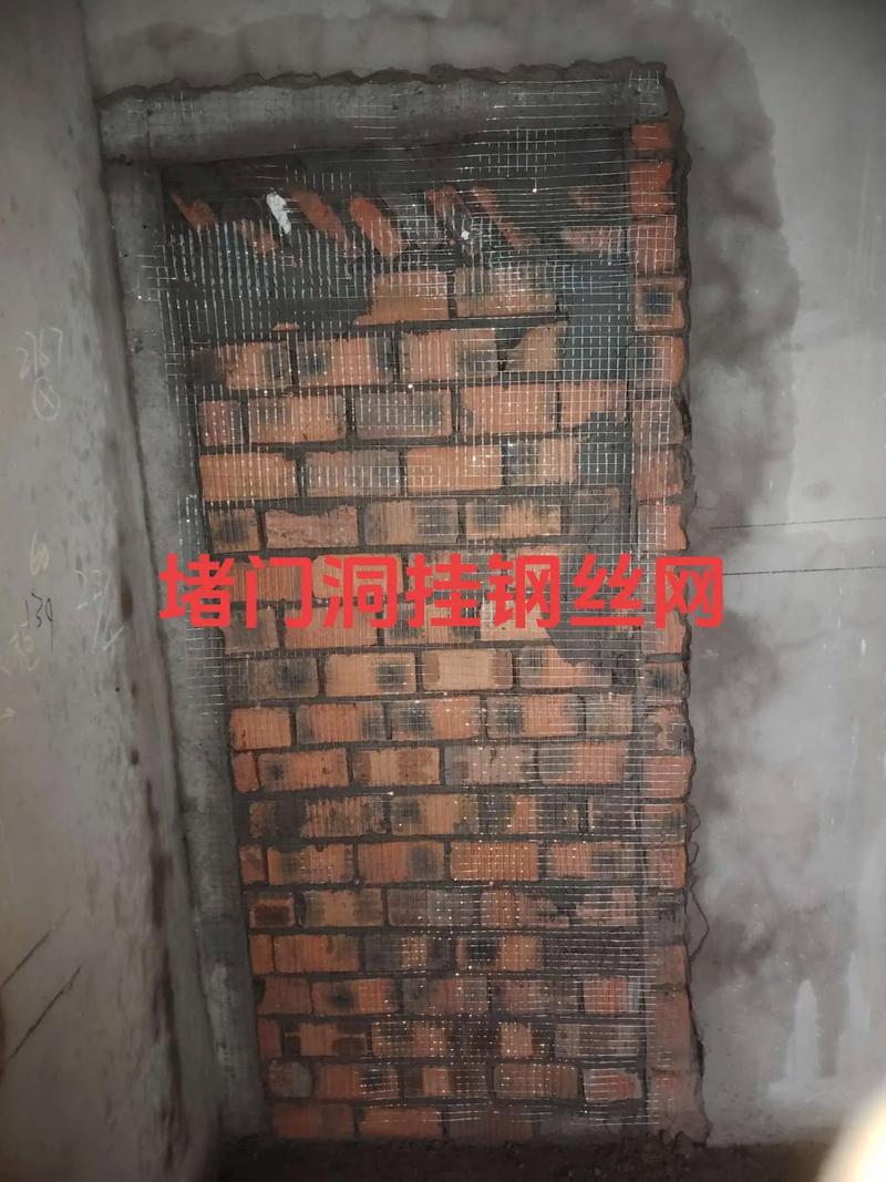 新旧墙交接处挂钢丝网防开裂施工