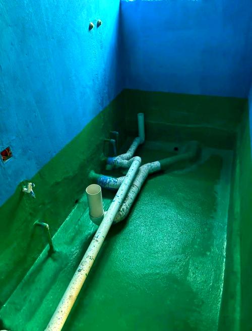 靠卫生间次卧墙面防水施工场景