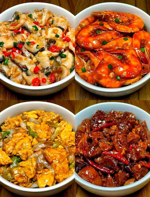 家宴餐桌上摆满红烧排骨油焖大虾等浓油菜品的实拍图