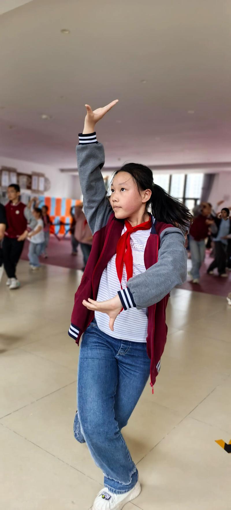 小学生戏剧课即兴表演练习场景