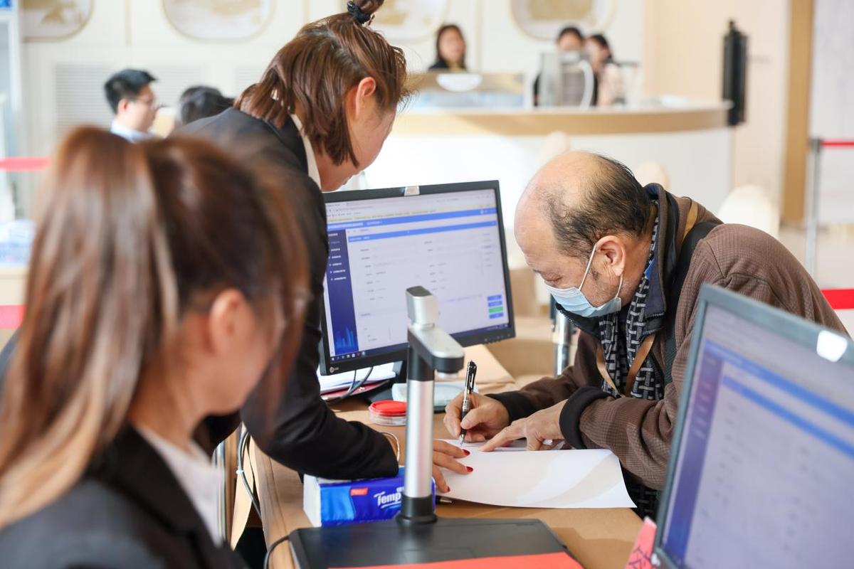 房屋中介带客户看房签约场景