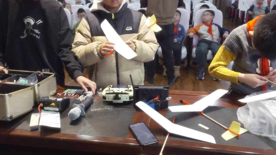 学生在家对着航模零件算数学题的日常场景