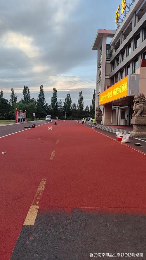 小学门口斑马线热熔防滑颗粒的特写图