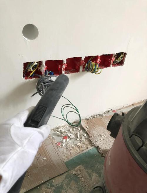 装修师傅使用墙体探测仪避开电线打孔安装置物架