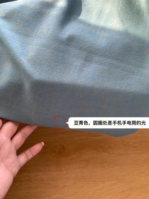 手机手电筒检测遮光窗帘透光效果