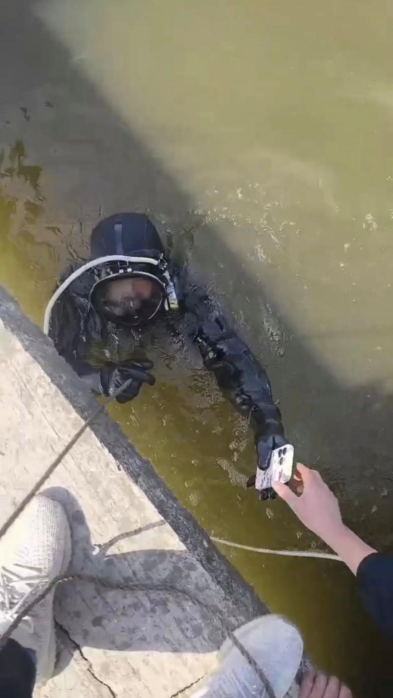 江边潜水捞水下文物被执法人员拦阻现场