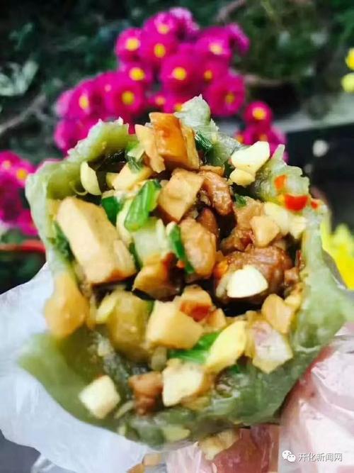 昭潭清明粿切开后露出的梅干菜腊肉馅断面