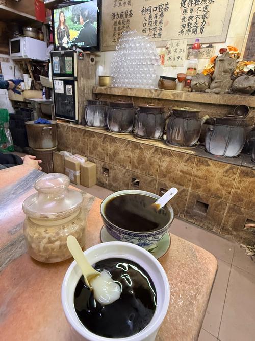 广东凉茶配制瓦煲熬煮草药场景