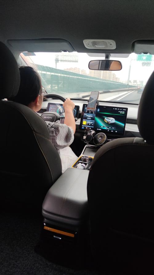坐上去的第一分钟,我差点以为拦了个普通网约车