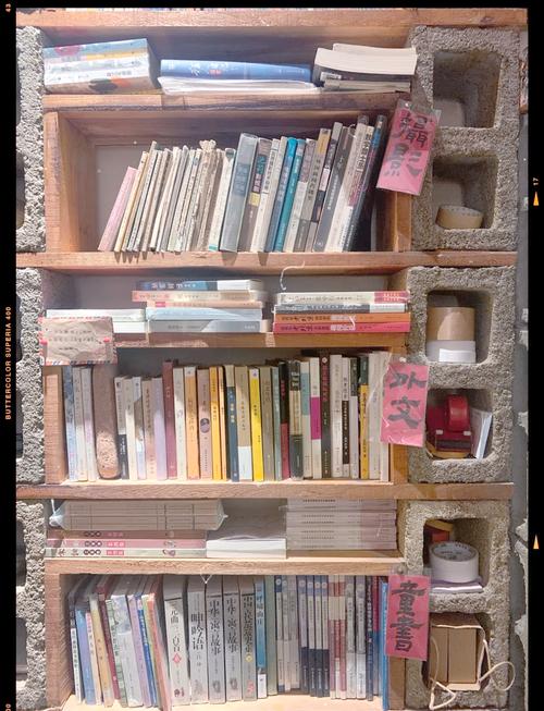 带笔记本逛书店找灵感的小说创作者