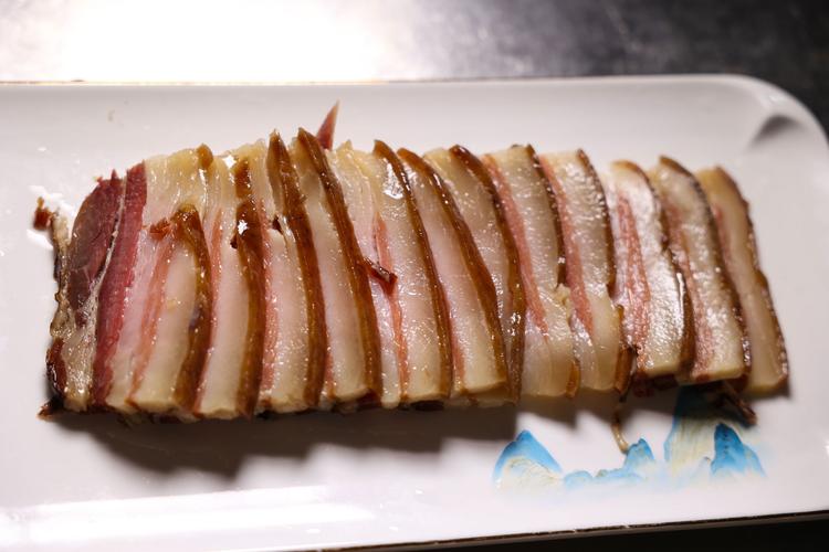 湖北南漳农家乐切片蒸好的南漳腊肉