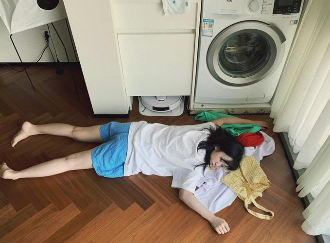 整理杂物时蹲在地上面露纠结的女生实拍