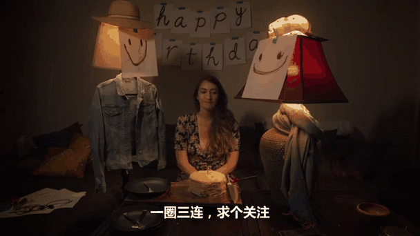 夜晚台灯下打开的笔记本上写满已完成事项并画有笑脸