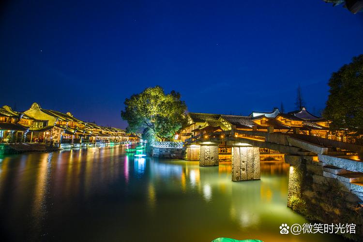 乌镇西栅沿河灯笼夜景