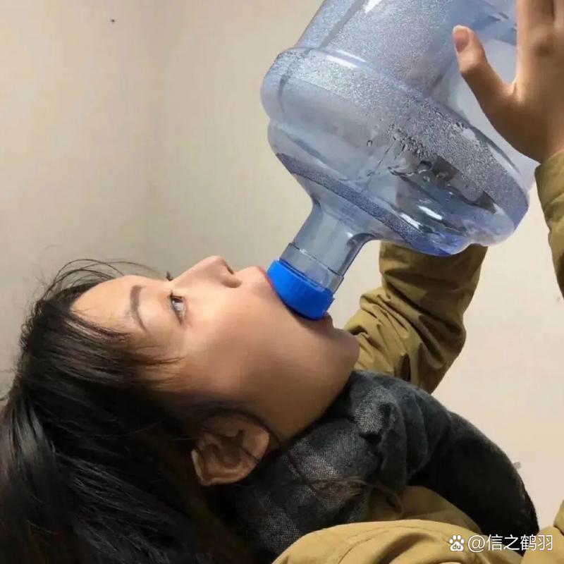 面试现场考生紧张喝水特写