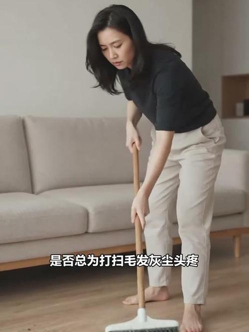 套丝袜的长杆清理沙发底灰尘