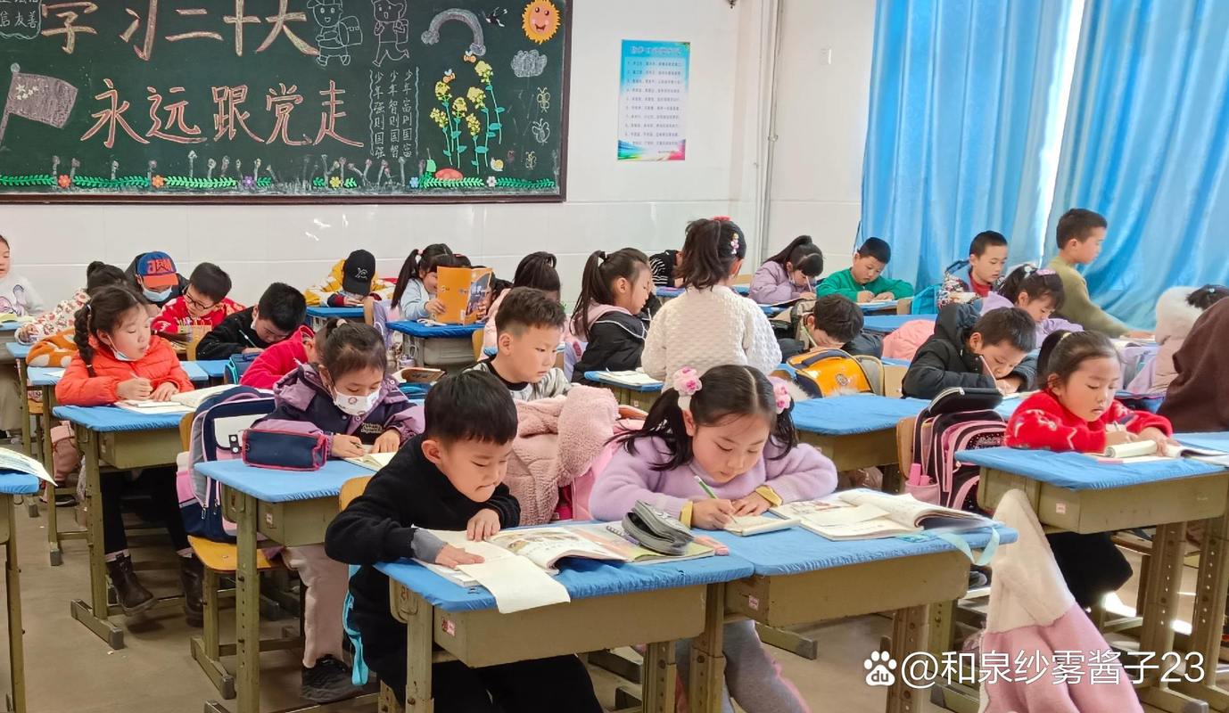 小学教室后排孩子低头攥笔发呆场景