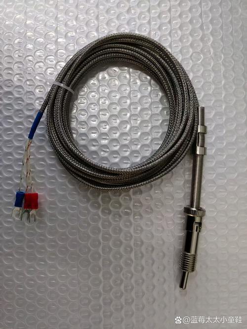 车间墙角堆料遮挡下的AMR导航传感器特写