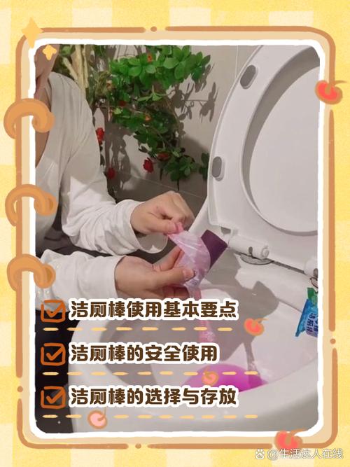 妈妈蹲在女儿身边温柔讲解卫生用品使用方法的场景