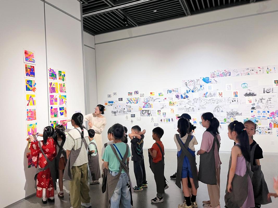 亲子参观美术馆孩子仰头看画背影