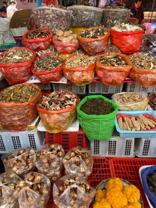 忠义市场菌子摊位