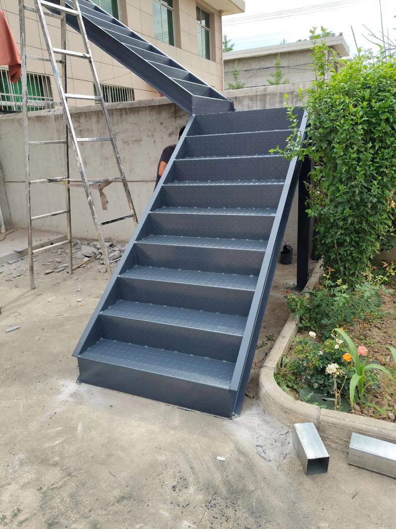 钢结构楼梯踏板防滑处理细节图