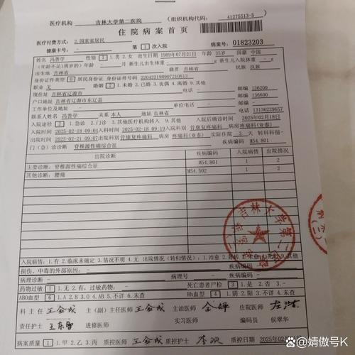 家庭抽屉里杂乱堆叠的体检报告和病历本