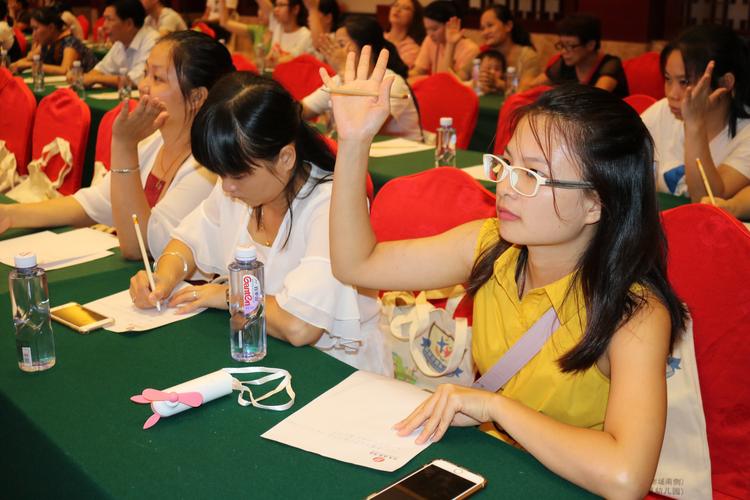 孩子手持发言棒在家庭会议上说话