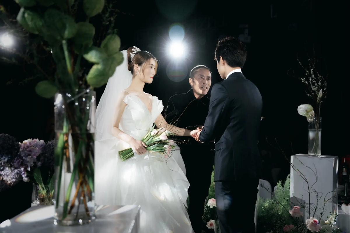 婚礼上父亲颤抖着将女儿的手交给新郎的特写