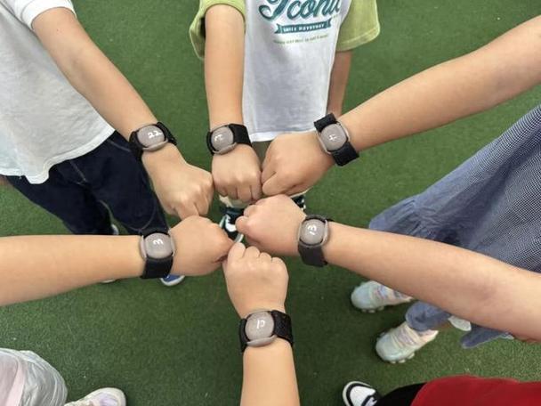 小学体育课上学生使用心率手环跑步训练场景图