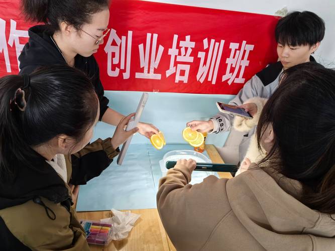 中小学创业教育课堂学生进行项目展示