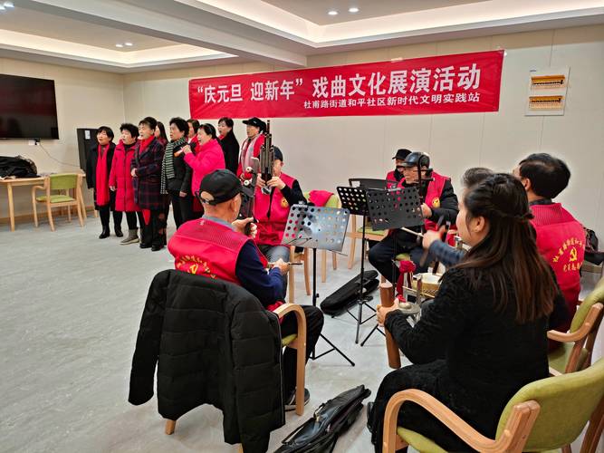 一群人在社区剧场即兴表演 快乐的业余剧社活动场景