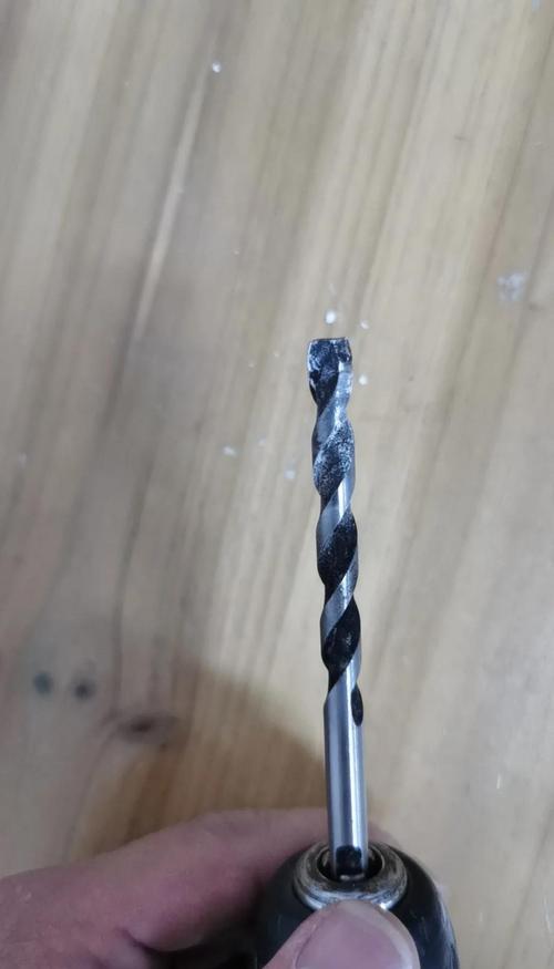 机械加工车间钻头崩刃损坏实拍