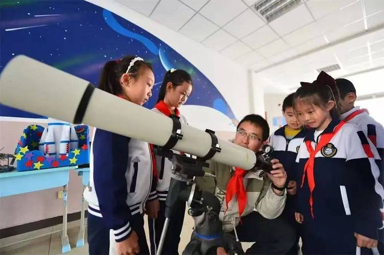 孩子们在学校天文社团观测星空