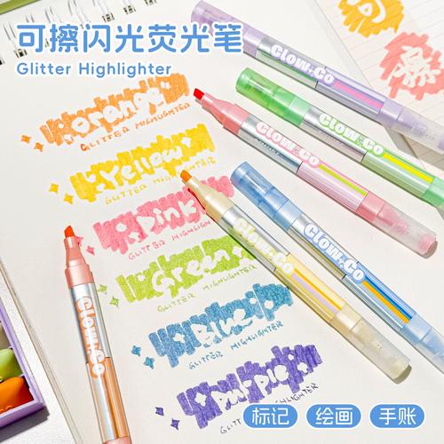 杂乱桌面上铺满打印出的面试问题和荧光笔标记的笔记特写