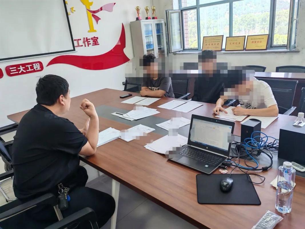 学生扮演调解员处理同伴冲突的场景