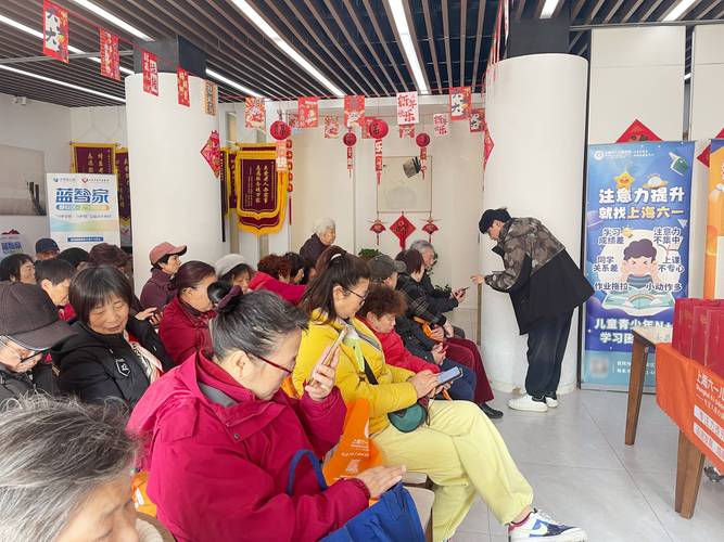 社区医院老年人使用智能挂号机实拍图