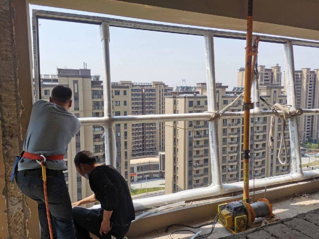 南京新建小区封阳台施工现场图