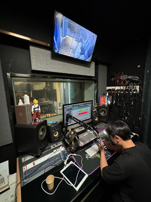 便携录音机录制脚步声的现场场景