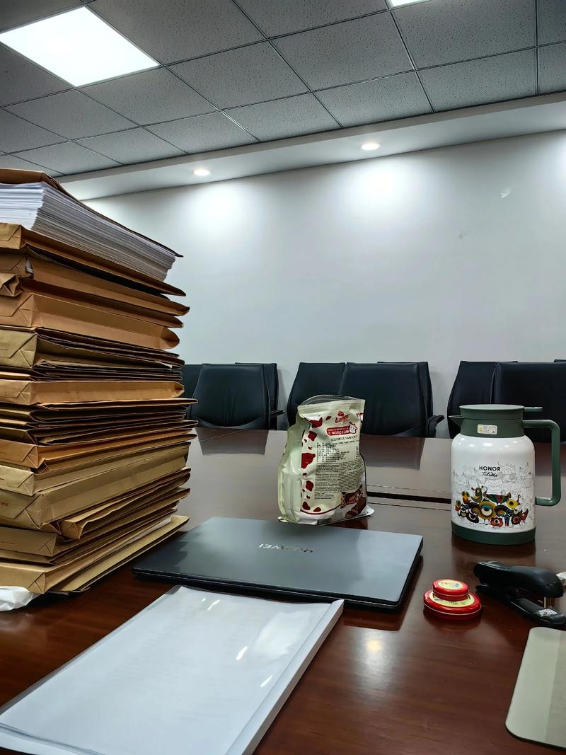 离婚律所会议室桌上文件堆叠