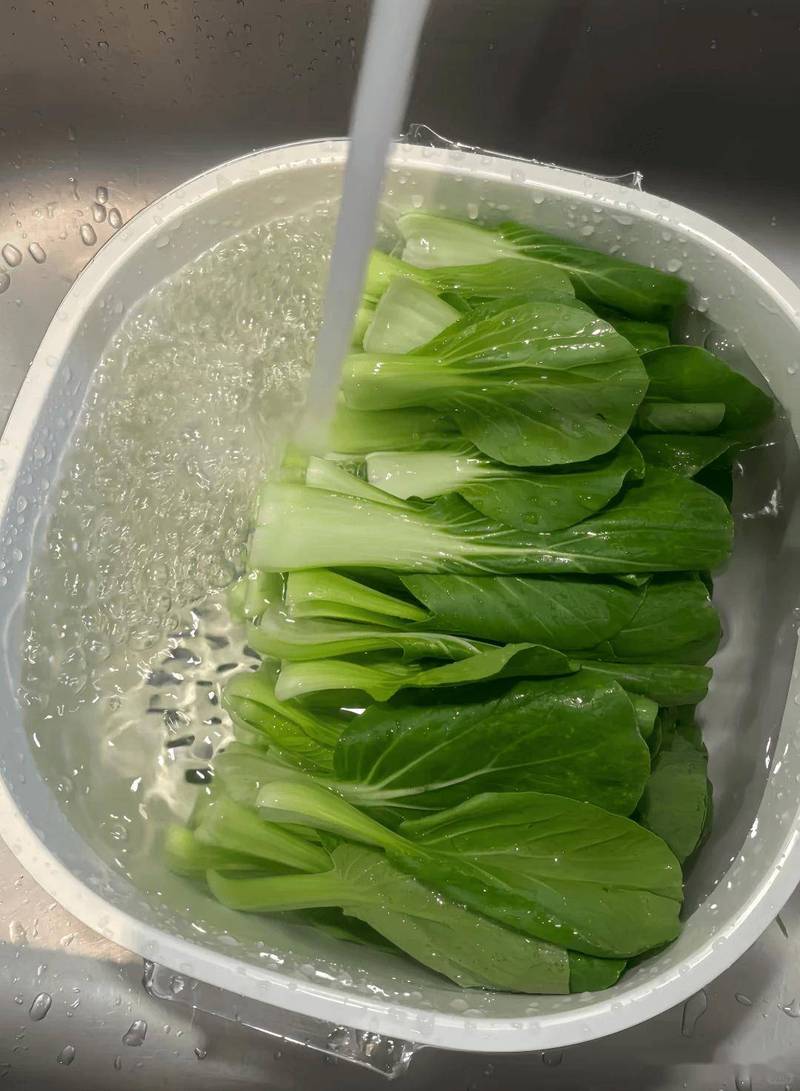 家庭厨房流动水清洗青菜场景图