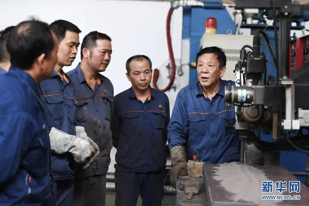 退休老车床工目送年轻工程师进宁波厂区