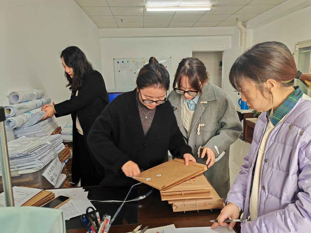 中学办公室教师整理综合素质评价档案场景