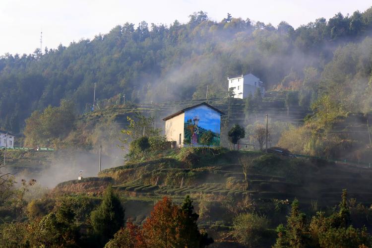 湖北南漳三里岗村清晨山雾村落