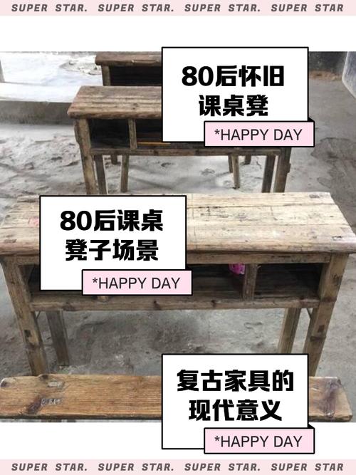 老式木桌上摆放的童年铁皮玩具和旧照片